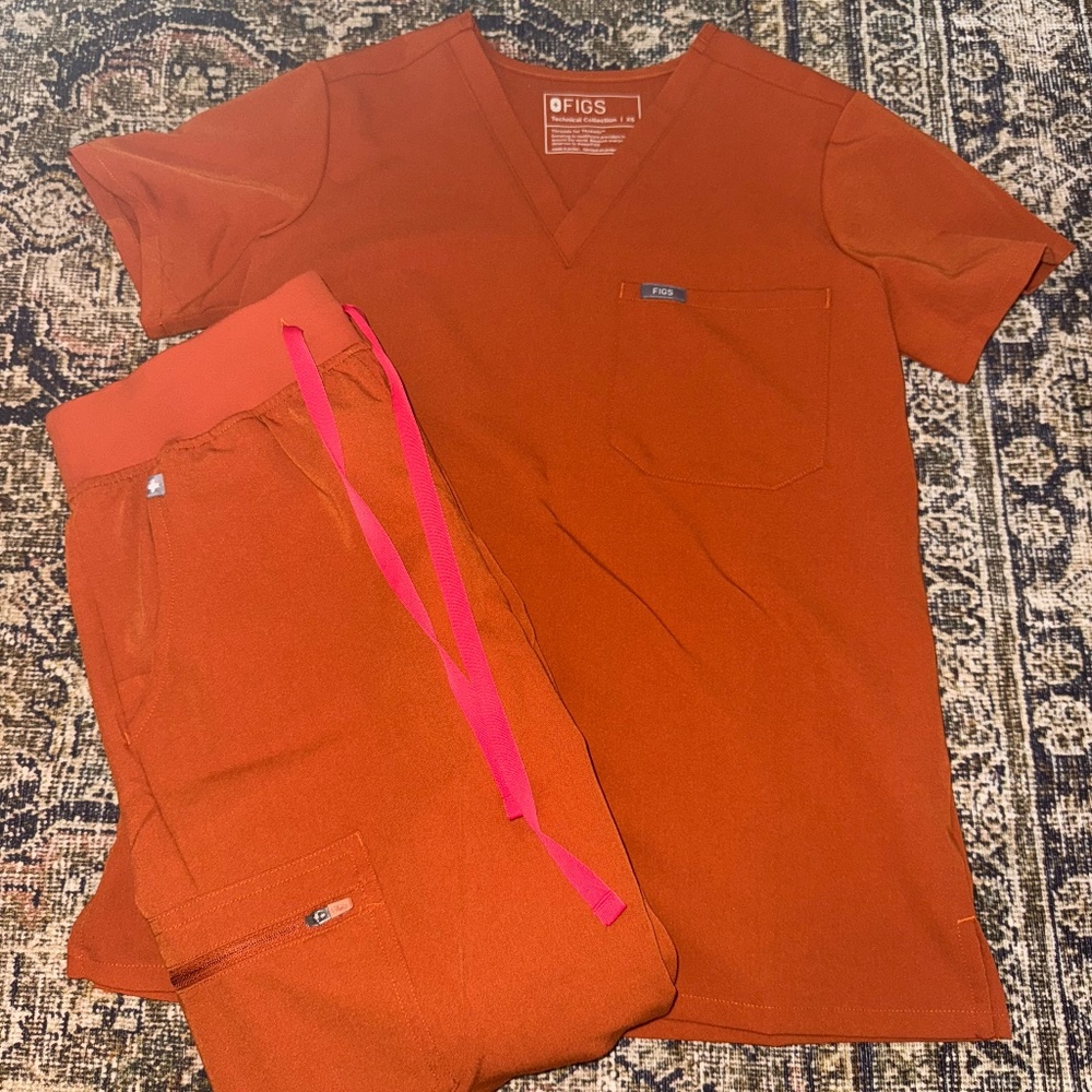 Figs Set Orange Zamora Jogger Scrub Pants, Catrina One-Pocket top XS
